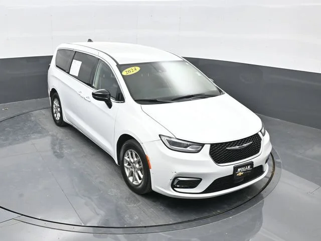 Used 2024 Chrysler Pacifica - photo 1