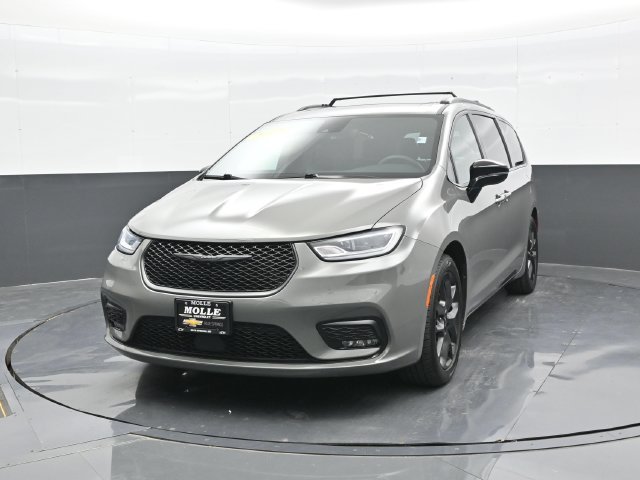 Used 2025 Chrysler Pacifica - photo 2