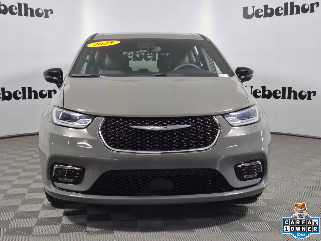 Used 2025 Chrysler Pacifica - photo 2