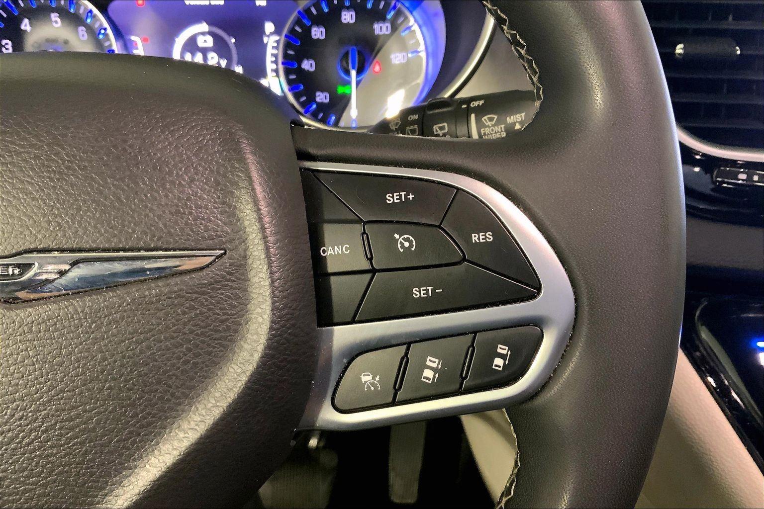 Used 2023 Chrysler Pacifica - photo 21