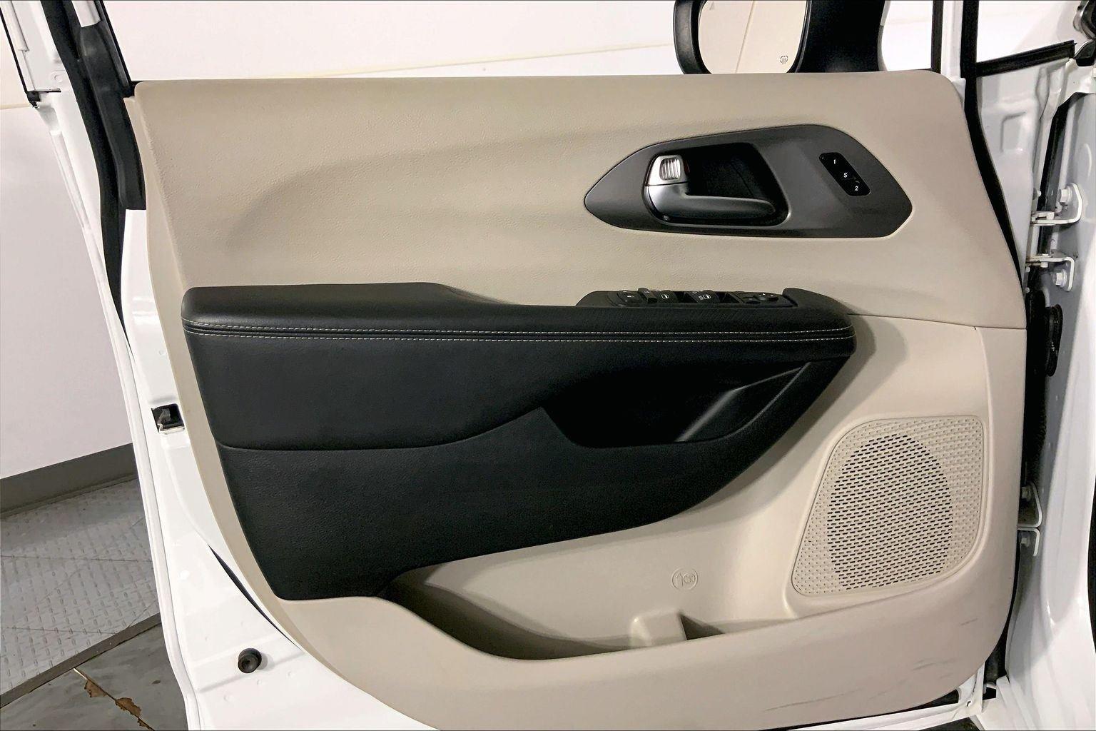 Used 2023 Chrysler Pacifica - photo 26
