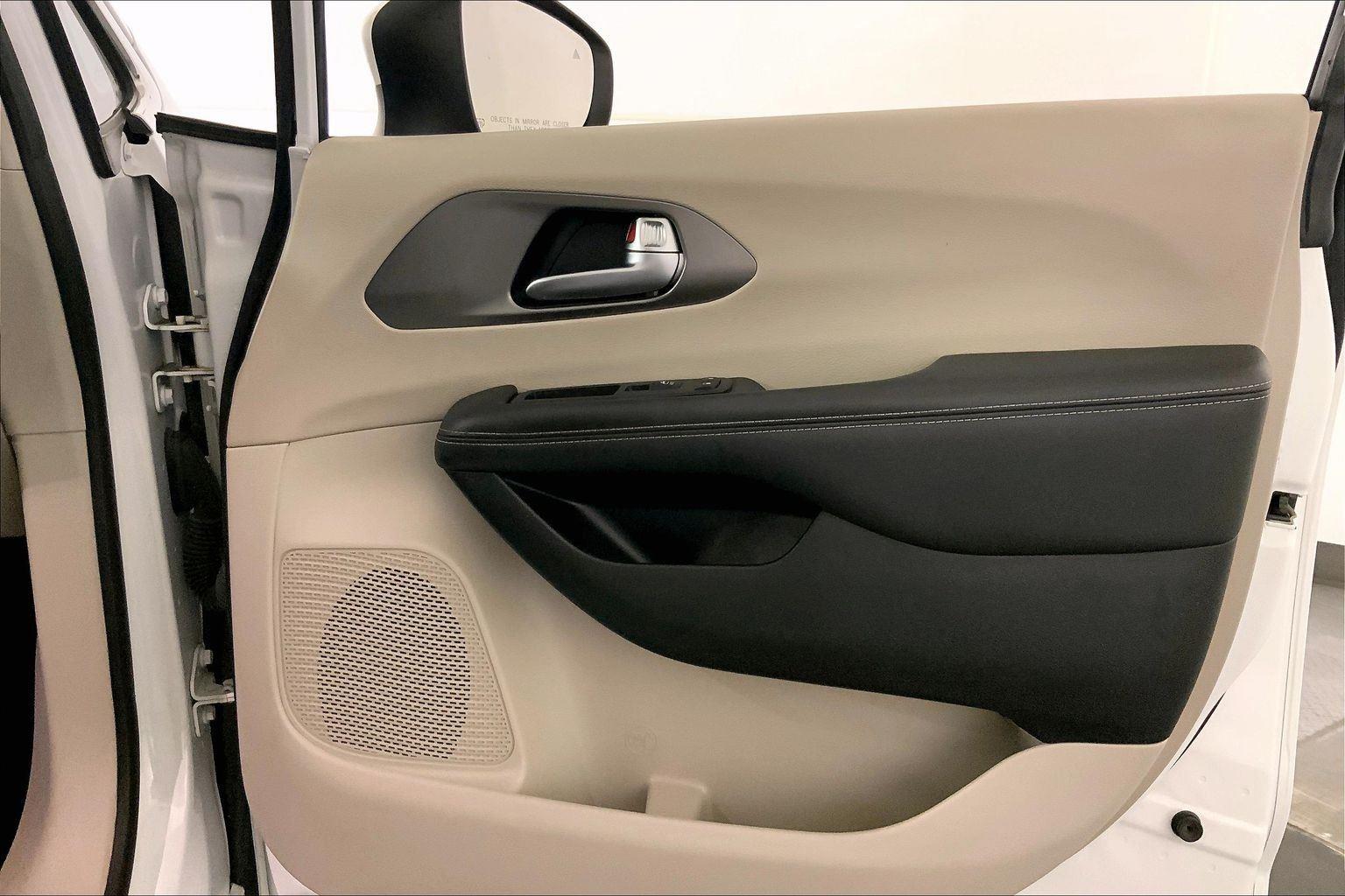 Used 2023 Chrysler Pacifica - photo 27