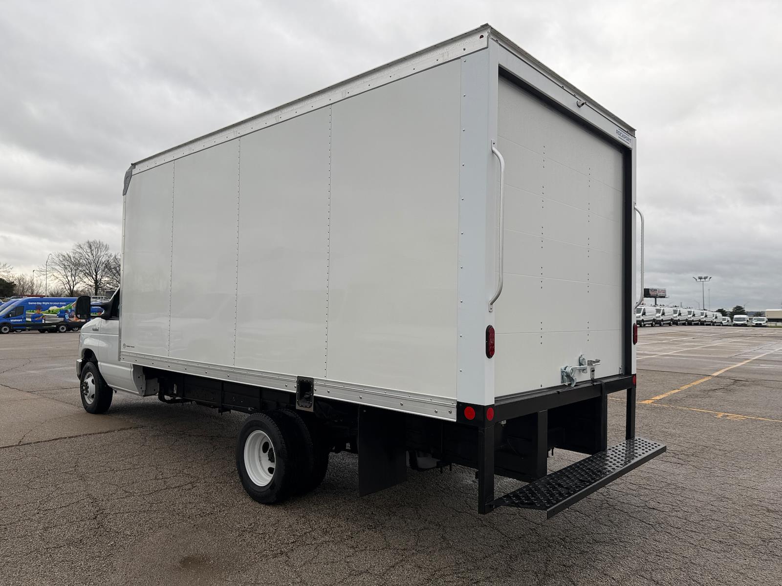 New 2027 Ford E-450 - photo 10