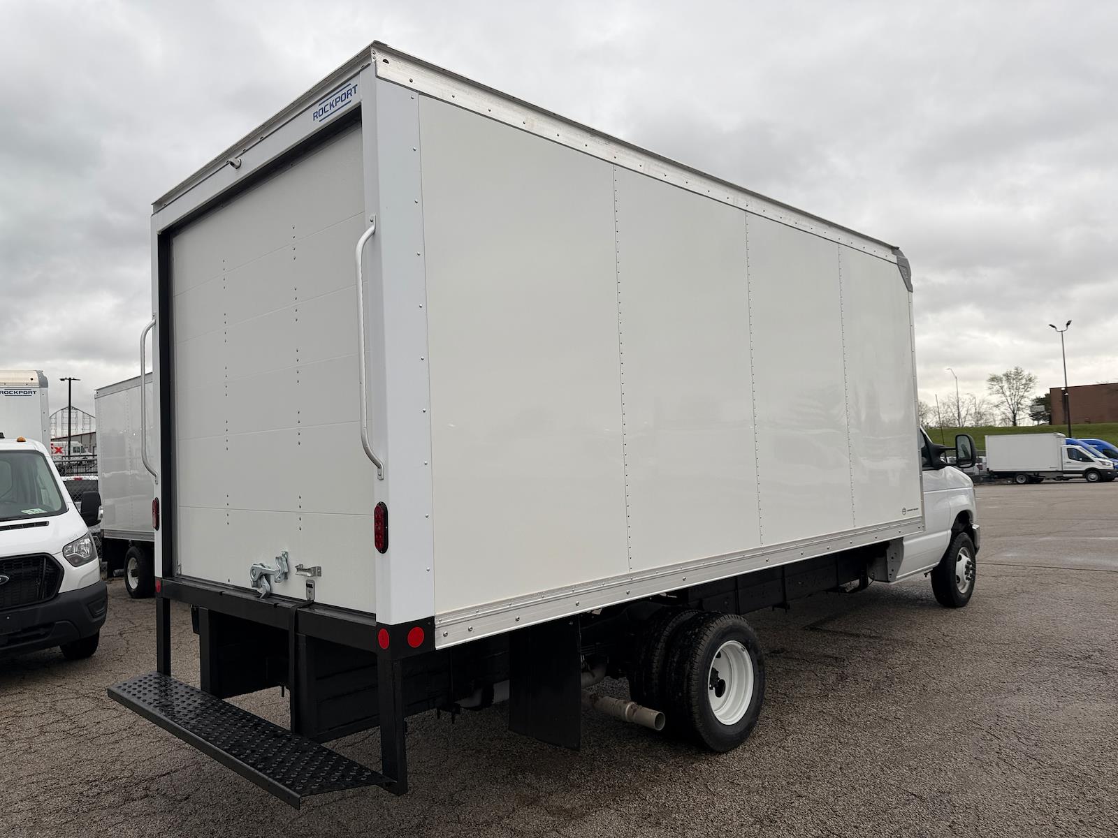 New 2027 Ford E-450 - photo 5