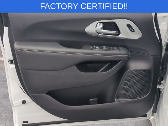 Used 2025 Chrysler Pacifica - photo 27