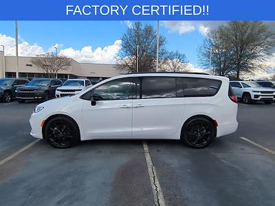 Used 2025 Chrysler Pacifica - photo 1