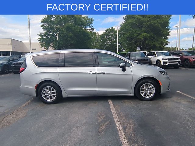 Used 2023 Chrysler Pacifica - photo 8