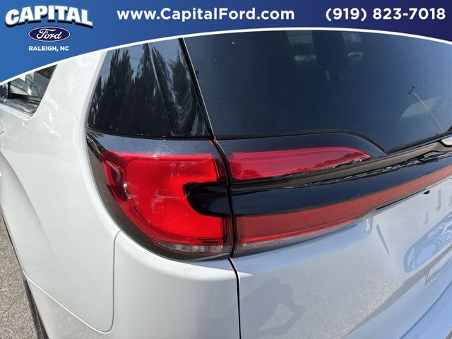 Used 2024 Chrysler Pacifica - photo 5