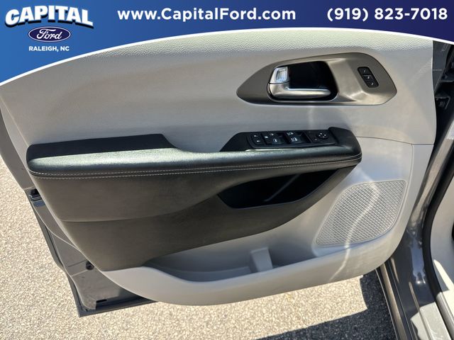 Used 2023 Chrysler Pacifica - photo 9