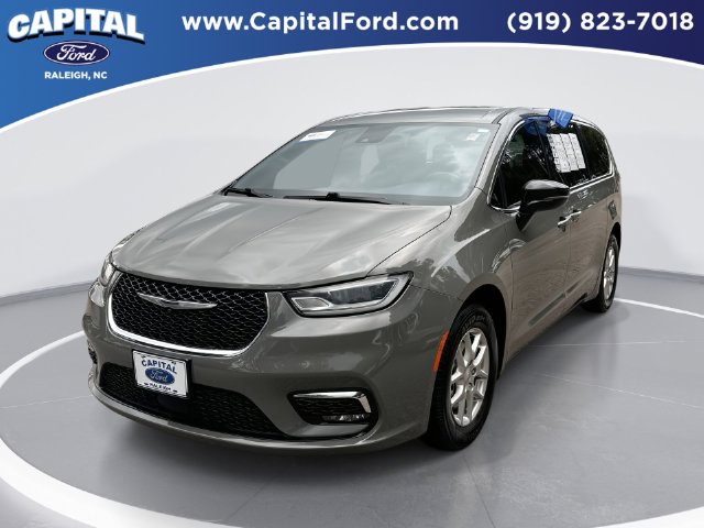 Used 2025 Chrysler Pacifica - photo 1