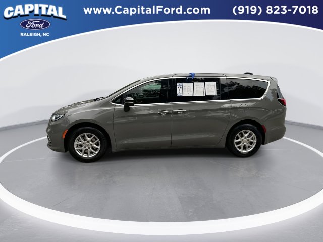 Used 2025 Chrysler Pacifica - photo 2