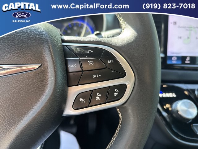 Used 2025 Chrysler Pacifica Select Minivan - photo 23