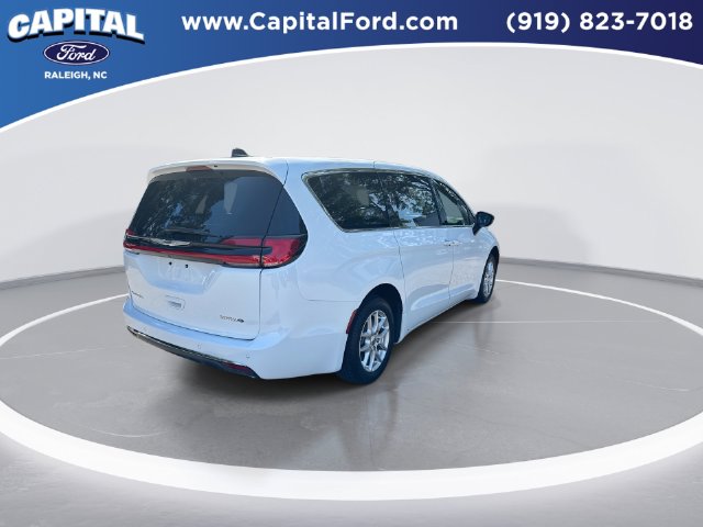Used 2025 Chrysler Pacifica Select Minivan - photo 8