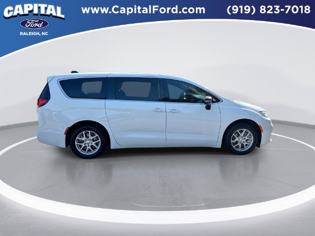 Used 2025 Chrysler Pacifica Select Minivan - photo 9