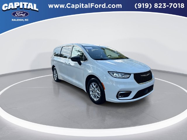 Used 2025 Chrysler Pacifica - photo 2