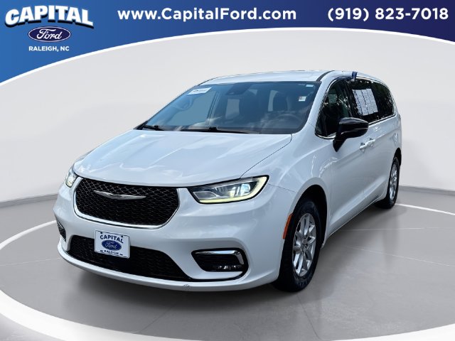 Used 2025 Chrysler Pacifica - photo 1