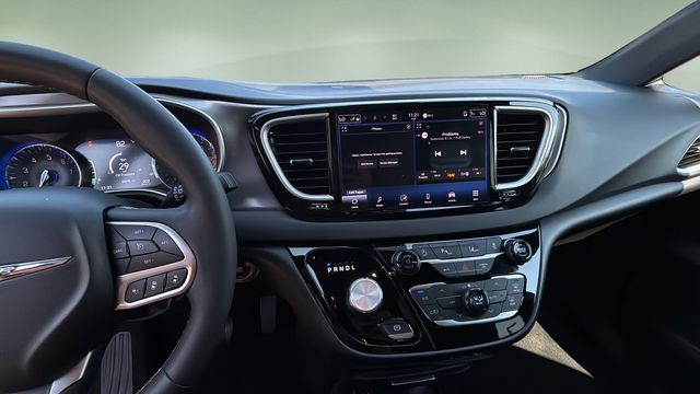 Used 2025 Chrysler Pacifica - photo 12