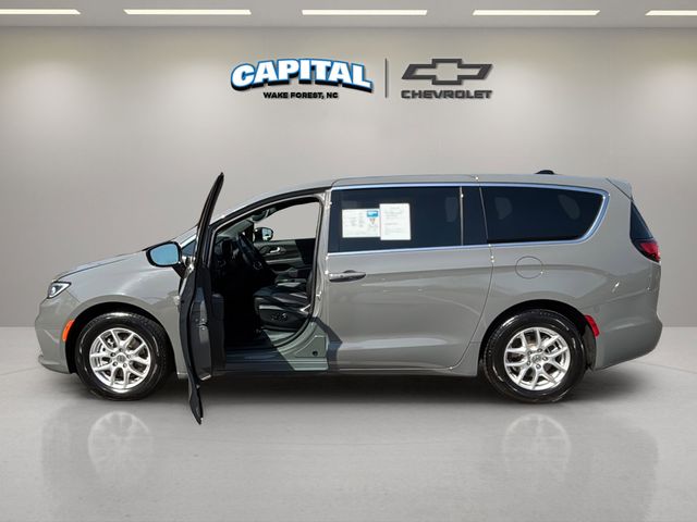 Used 2025 Chrysler Pacifica - photo 15