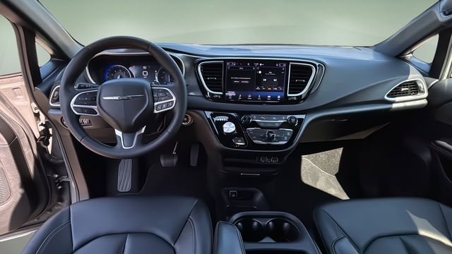 Used 2025 Chrysler Pacifica - photo 18
