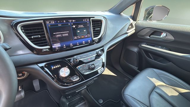 Used 2025 Chrysler Pacifica - photo 26