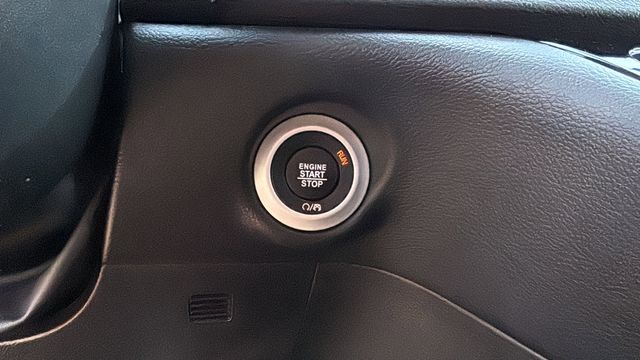 Used 2025 Chrysler Pacifica - photo 30