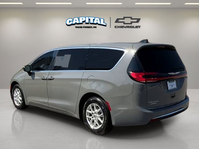 Used 2025 Chrysler Pacifica - photo 2