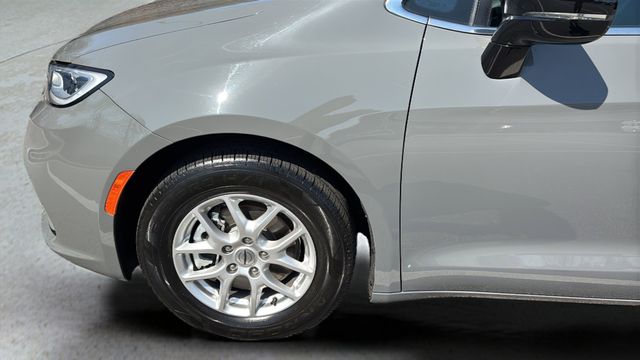 Used 2025 Chrysler Pacifica - photo 36