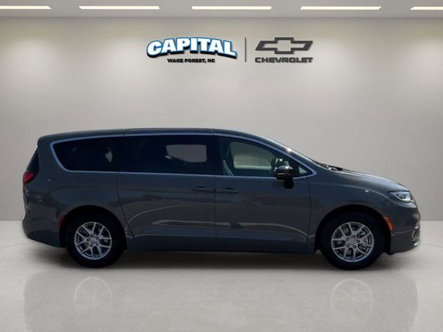 Used 2025 Chrysler Pacifica - photo 8