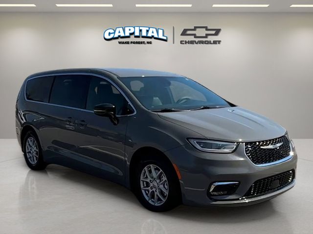 Used 2025 Chrysler Pacifica - photo 9