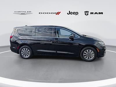 Used 2024 Chrysler Pacifica - photo 1