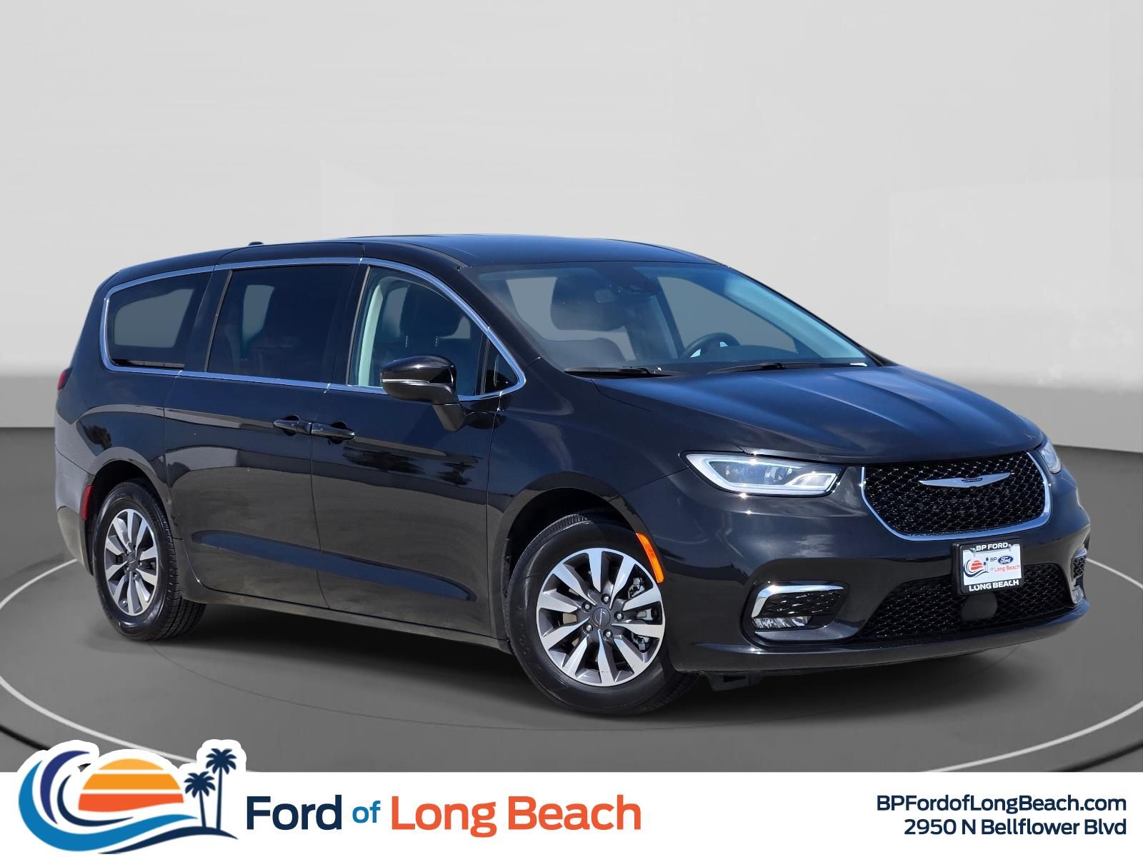 Used 2023 Chrysler Pacifica - photo 1