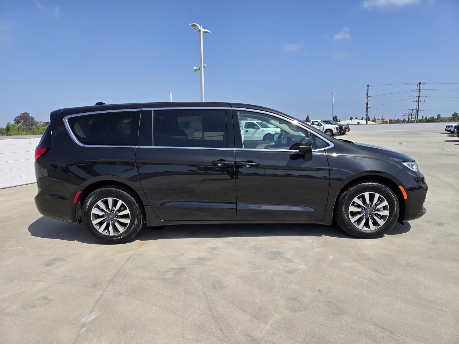 Used 2023 Chrysler Pacifica - photo 2