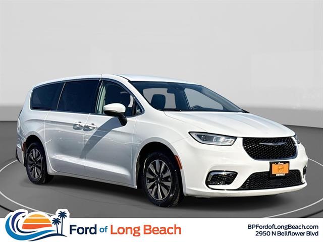Used 2023 Chrysler Pacifica - photo 1