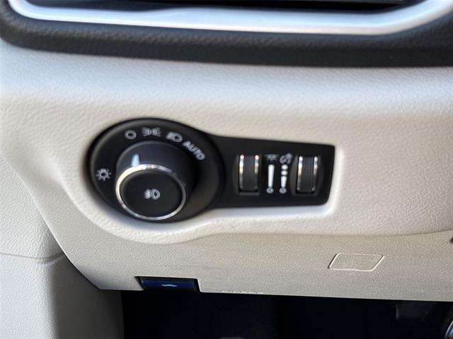 Used 2023 Chrysler Pacifica - photo 16