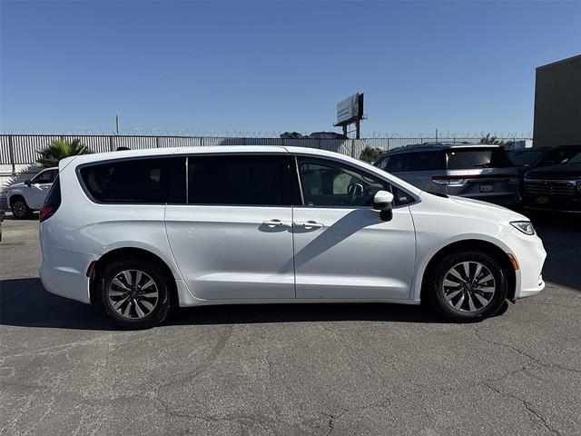 Used 2023 Chrysler Pacifica - photo 2