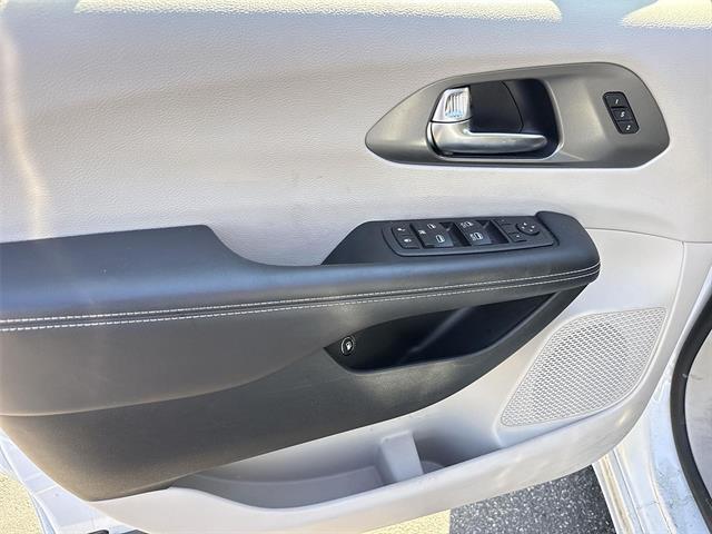 Used 2023 Chrysler Pacifica - photo 20