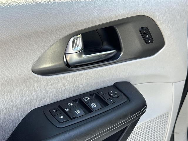 Used 2023 Chrysler Pacifica - photo 21
