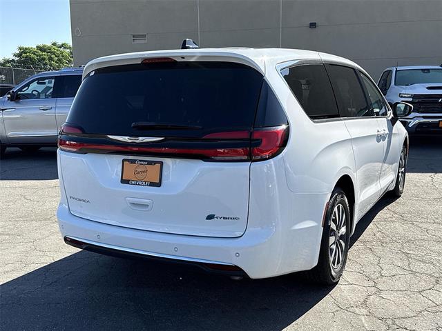 Used 2023 Chrysler Pacifica - photo 3
