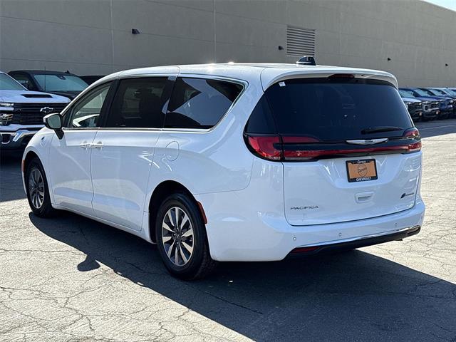 Used 2023 Chrysler Pacifica - photo 5