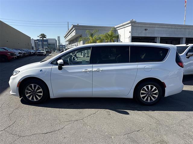 Used 2023 Chrysler Pacifica - photo 6