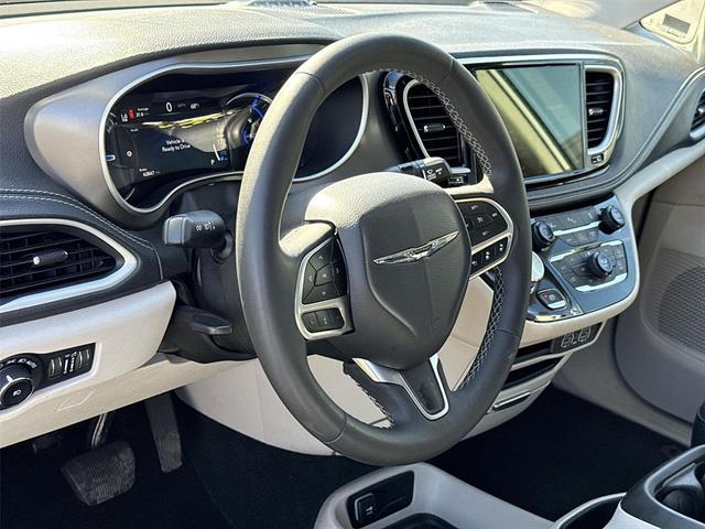 Used 2023 Chrysler Pacifica - photo 9