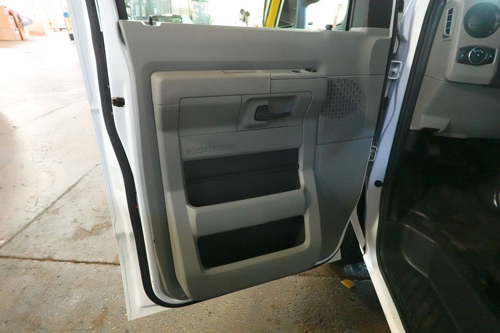 Used 2022 Ford E-450 - photo 19