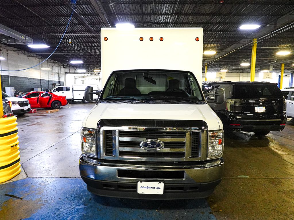 Used 2022 Ford E-450 - photo 2