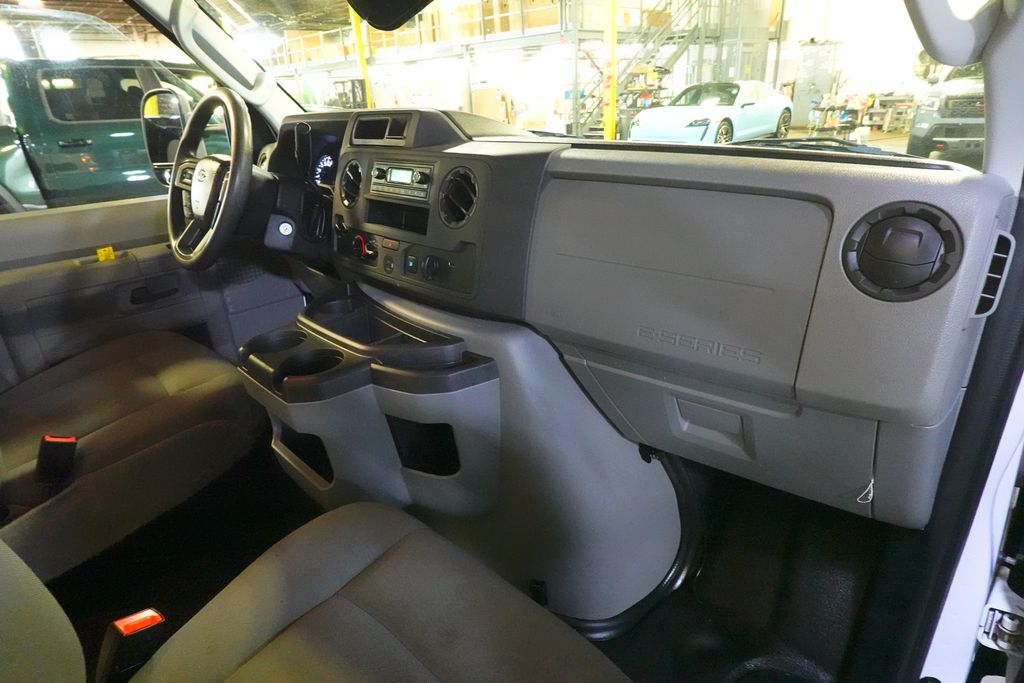 Used 2022 Ford E-450 - photo 25