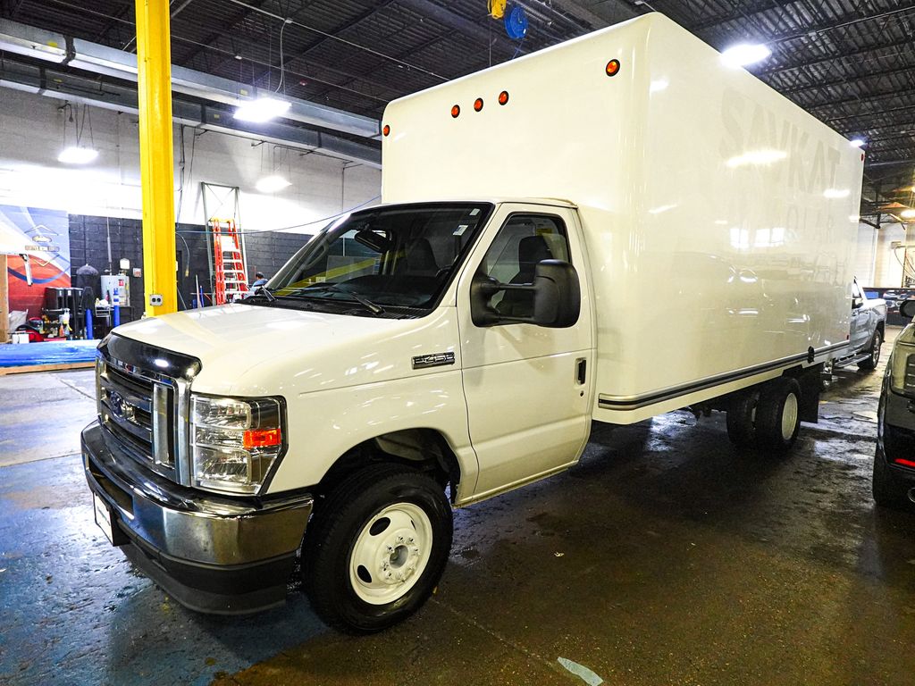 Used 2022 Ford E-450 - photo 5