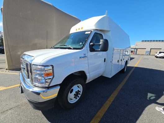 Used 2023 Ford E-450 - photo 2