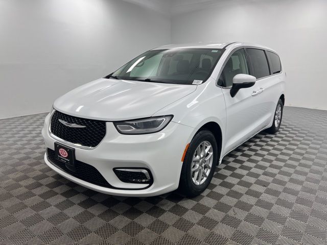 Used 2023 Chrysler Pacifica - photo 2