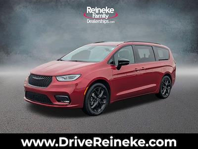 Used 2025 Chrysler Pacifica - photo 1