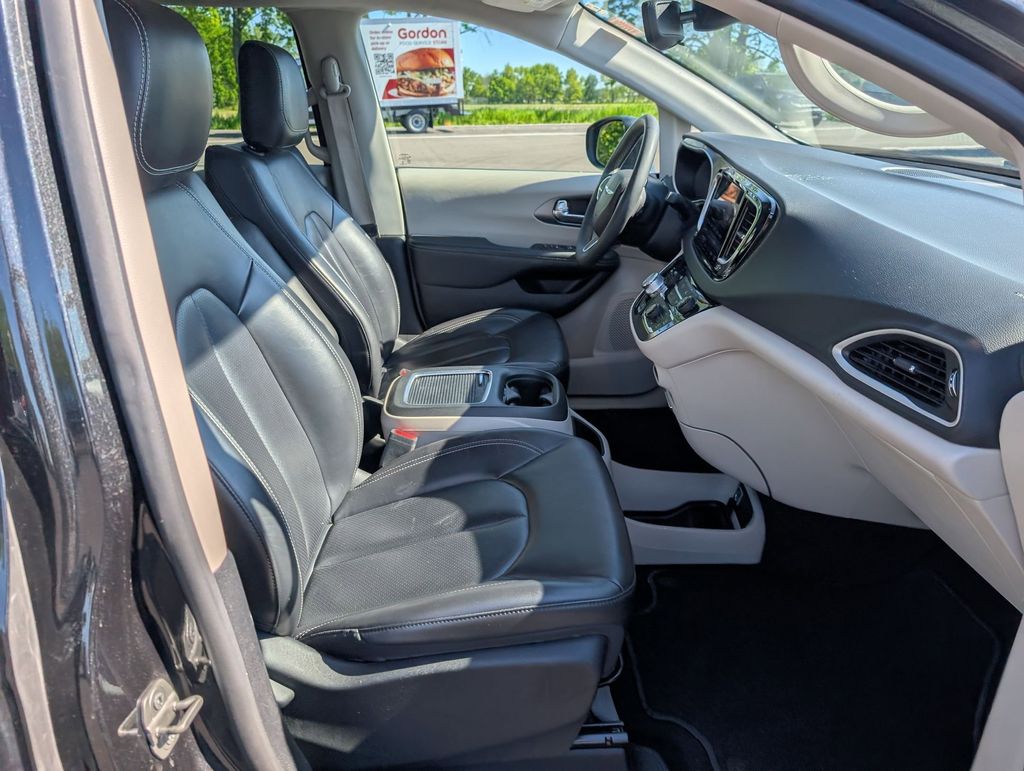 Used 2023 Chrysler Pacifica - photo 1
