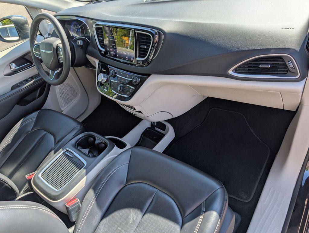 Used 2023 Chrysler Pacifica - photo 2